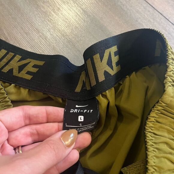 Nike Green Athletic Workout Shorts Men Large Bin H-100 - Picture 3 of 5